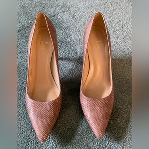 Kate Spade tan snakeskin print heels with gold highlight. Size 10.